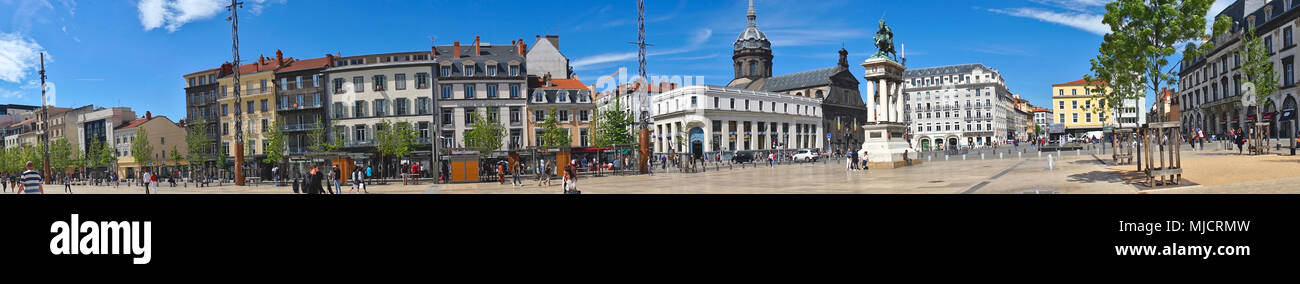 Panoramica del Place de Jaude a Clermont-Ferrand. Puy-de-Dome, Francia. Foto Stock