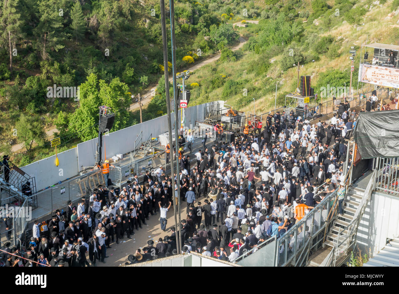 MERON, Israele - 03 Maggio 2018: ebrea ortodossa frequentare uomini e danza, all'annuale hillula del Rabbino Shimon bar Yochai, in Meron, Israele, sul gruppo LAG BaOmer Foto Stock
