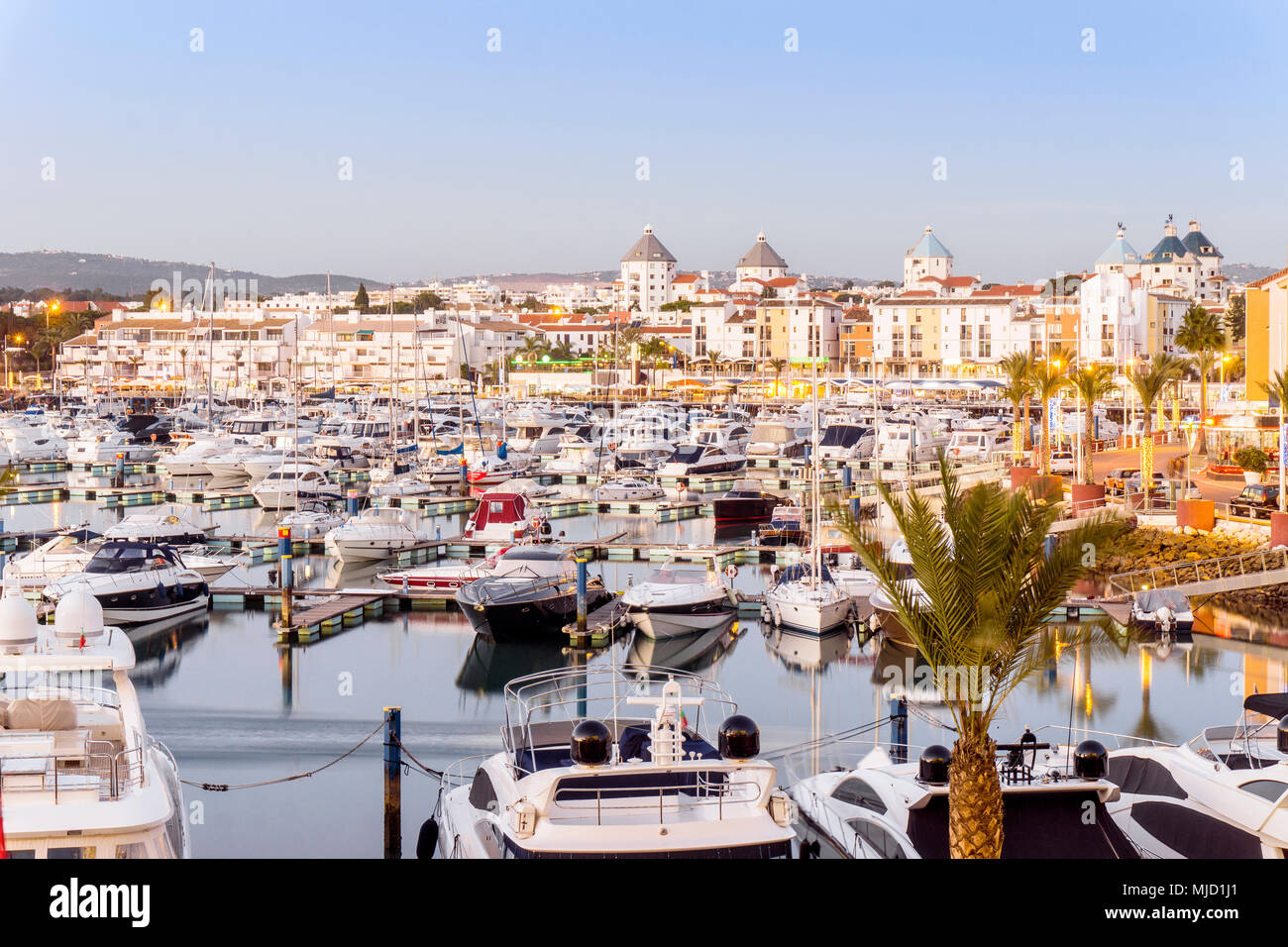 Marina con lussuosi yacht e barche a vela a Vilamoura, Quarteira, Algarve, PORTOGALLO Foto Stock