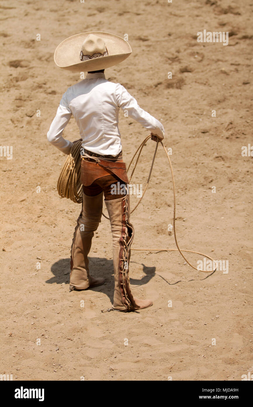 Mexican charro coraggiosamente in piedi tenendo la sua lazo con la mano destra Foto Stock