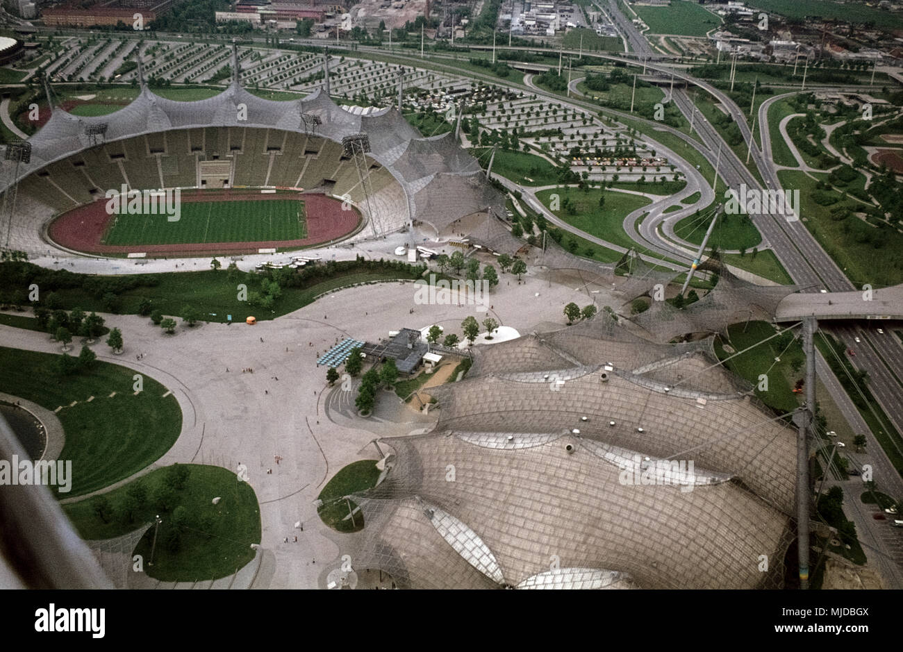 Der Münchner Olympiapark kurz vor der Fertigstellung. L'Olympiapark di Monaco di Baviera appena prima del completamento nel 1972 visto dall'Olympic Tower. Foto Stock