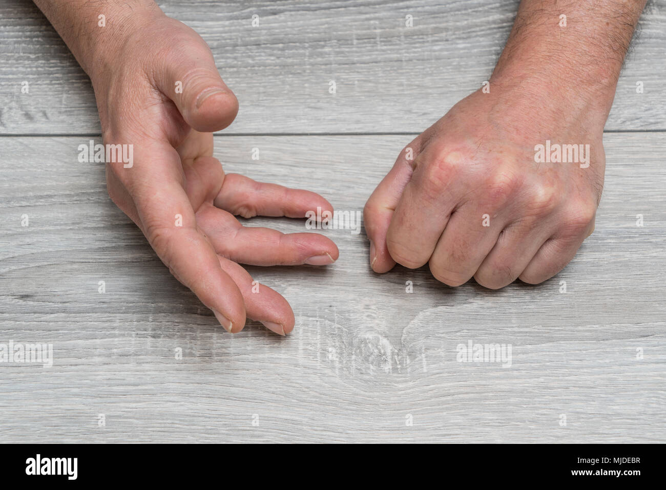 Il gesto di un uomo con le mani in mano durante un argomento Foto Stock