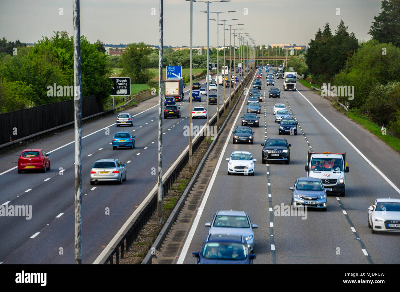 Il traffico sulla autostrada M4 guardando verso Ovest allo svincolo 7 a Slough. Foto Stock