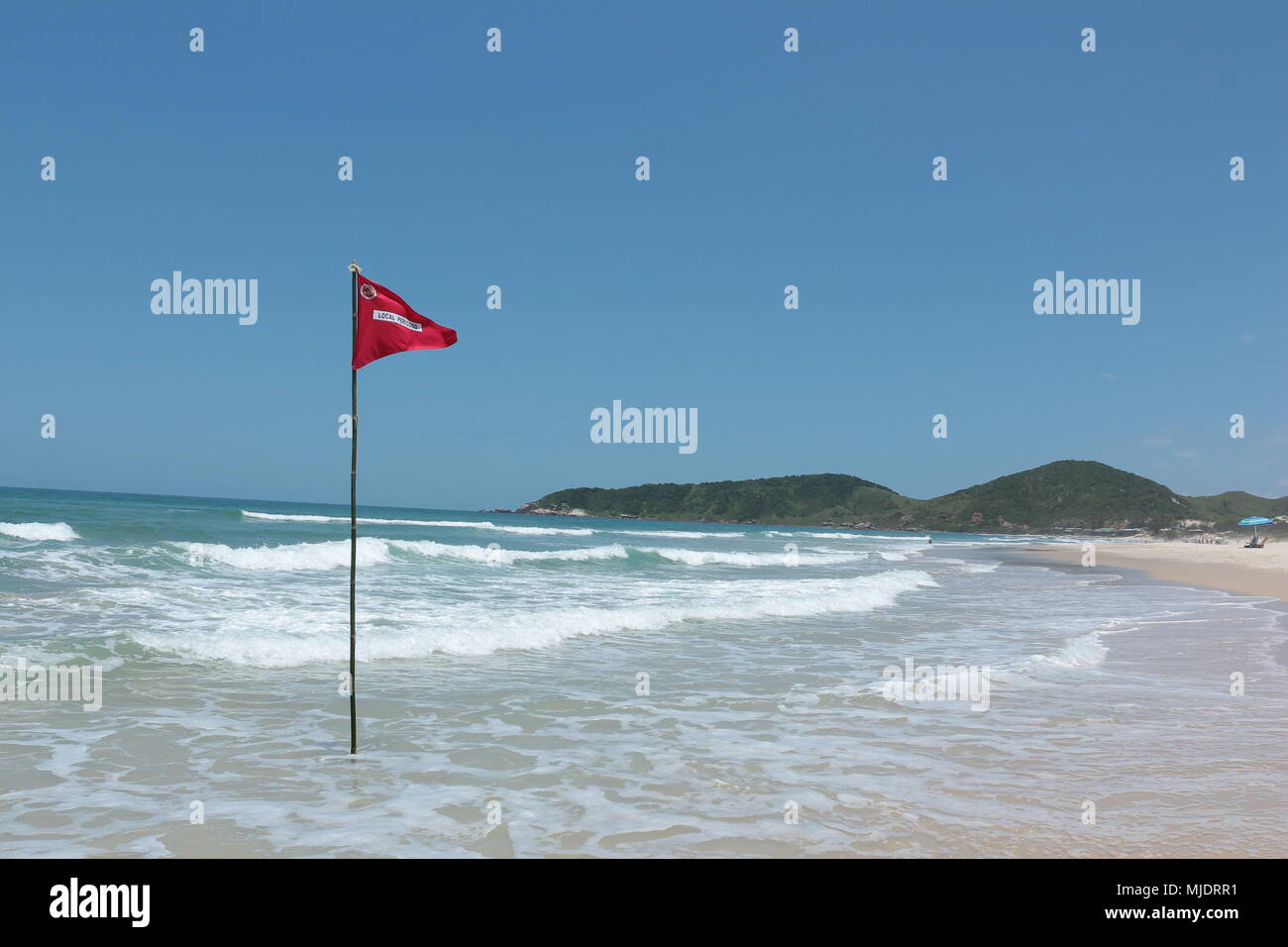 Bagnino di salvataggio red flag che indica pericolo in spiaggia. Praia do Rosa, Brasile Foto Stock