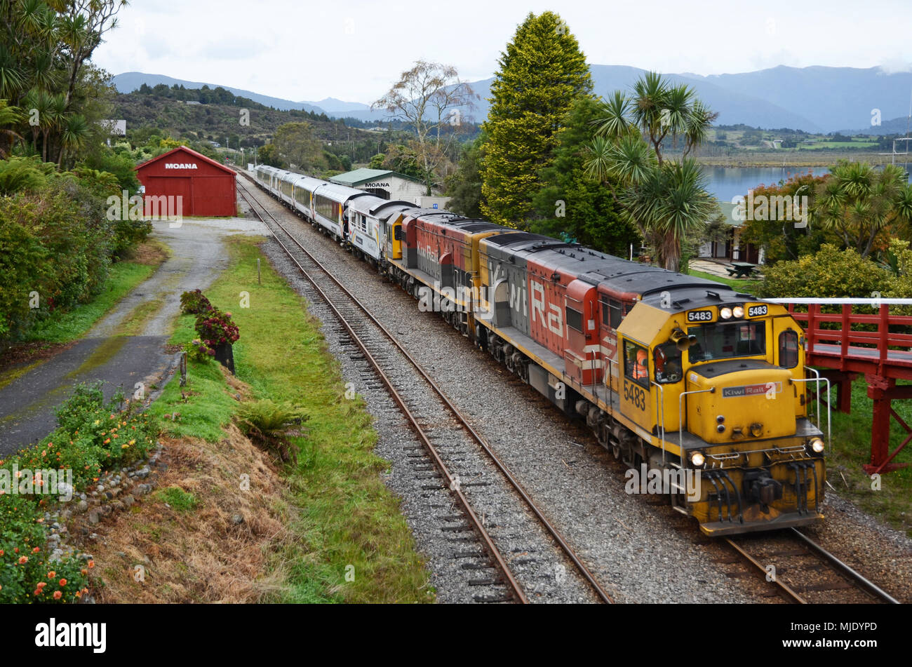 MOANA, Nuova Zelanda, 23 aprile 2018: un treno passeggeri, il Tranz Scenic, pause durante il Moana stazione ferroviaria per i passeggeri di sbarcare. Foto Stock