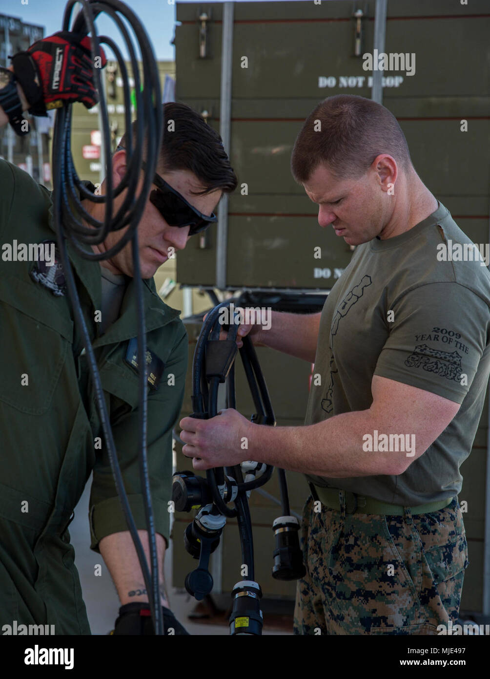 Il personale Sgt. Ian Cole, a sinistra un aviation ordnance personale Sottufficiale in carica con Marine Attacco leggero elicottero Squadron (HMLA) 169, e Gunnery Sgt. Zachary Mathers, a destra, un aviation ordnance chief con Marine Attacco leggero elicottero Squadron (HMLA) 267, assemblare un A/E32K-11 munizioni gruppo di sollevamento durante una aviazione marina di armi e tattiche Squadron (MAWTS) 1 Artiglieria Expeditionary corso a sostegno di armi e tattiche Instructor 2-18 al Marine Corps Air Station Yuma, Ariz., 14 marzo. WTI è di sette settimane di formazione evento ospitato da MAWTS-1 cadre, che enfatizza op Foto Stock