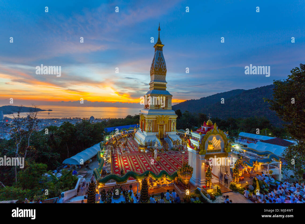 Splendido Phra That Phnom pagoda in Doi Thepnimith tempio sulla collina di Patong. Sul Doi Thepnimit tempio è la collina più alta che si può vedere il panorama di Patong Foto Stock