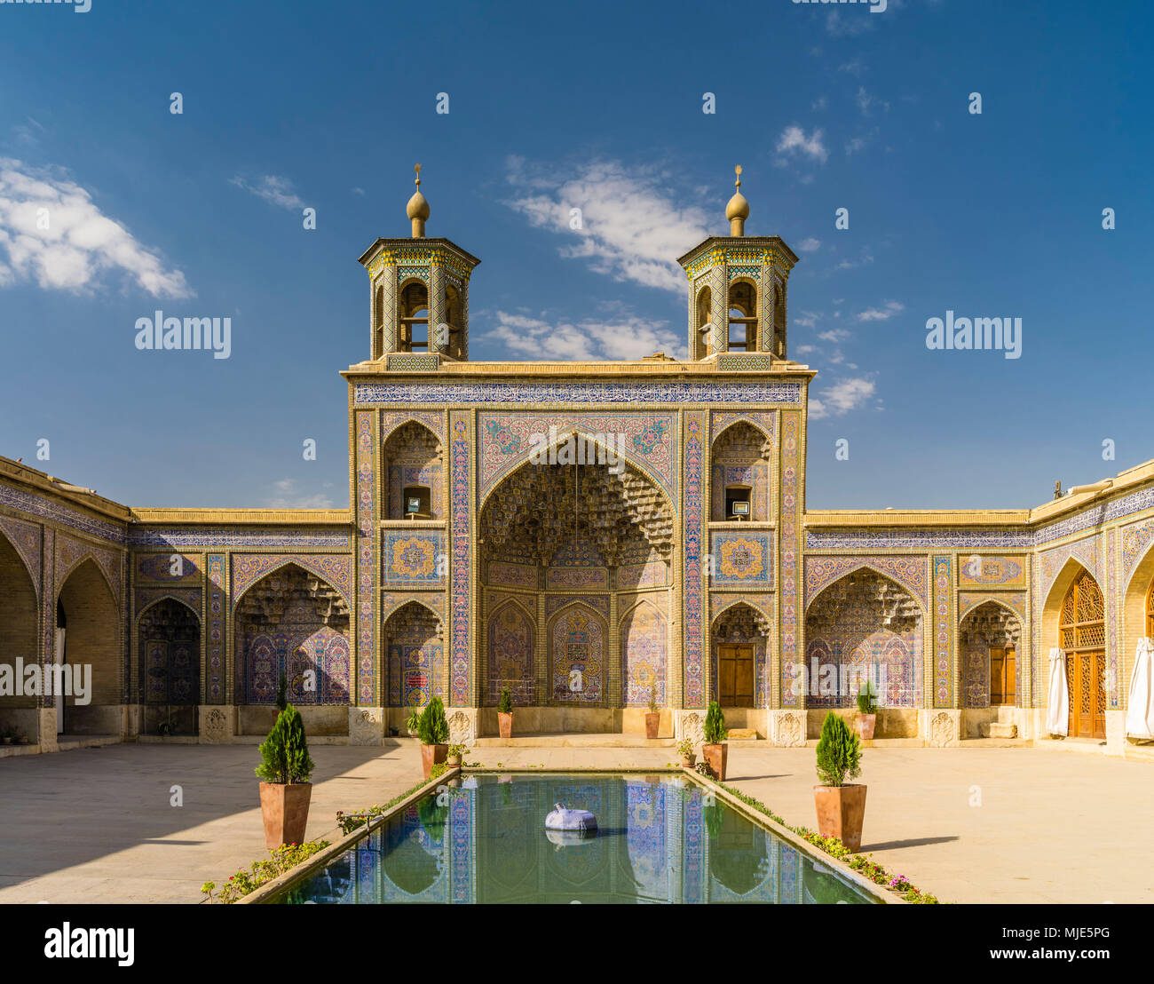 Cortile interno del Nasir al-Mulk Mosque / Rosa moschea di Shiraz Foto Stock