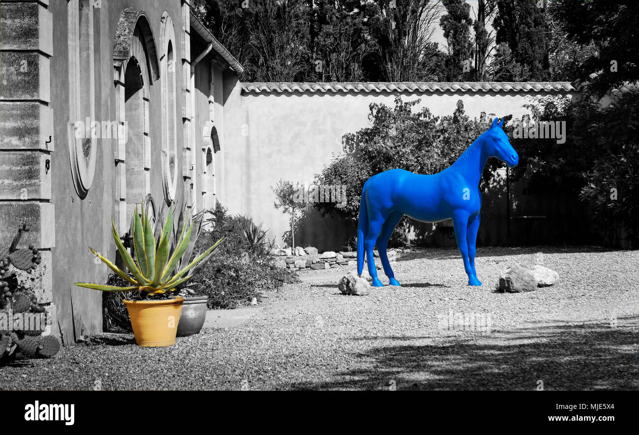 Arte, blu cavallo in dimensione reale nel giardino [M] Foto Stock