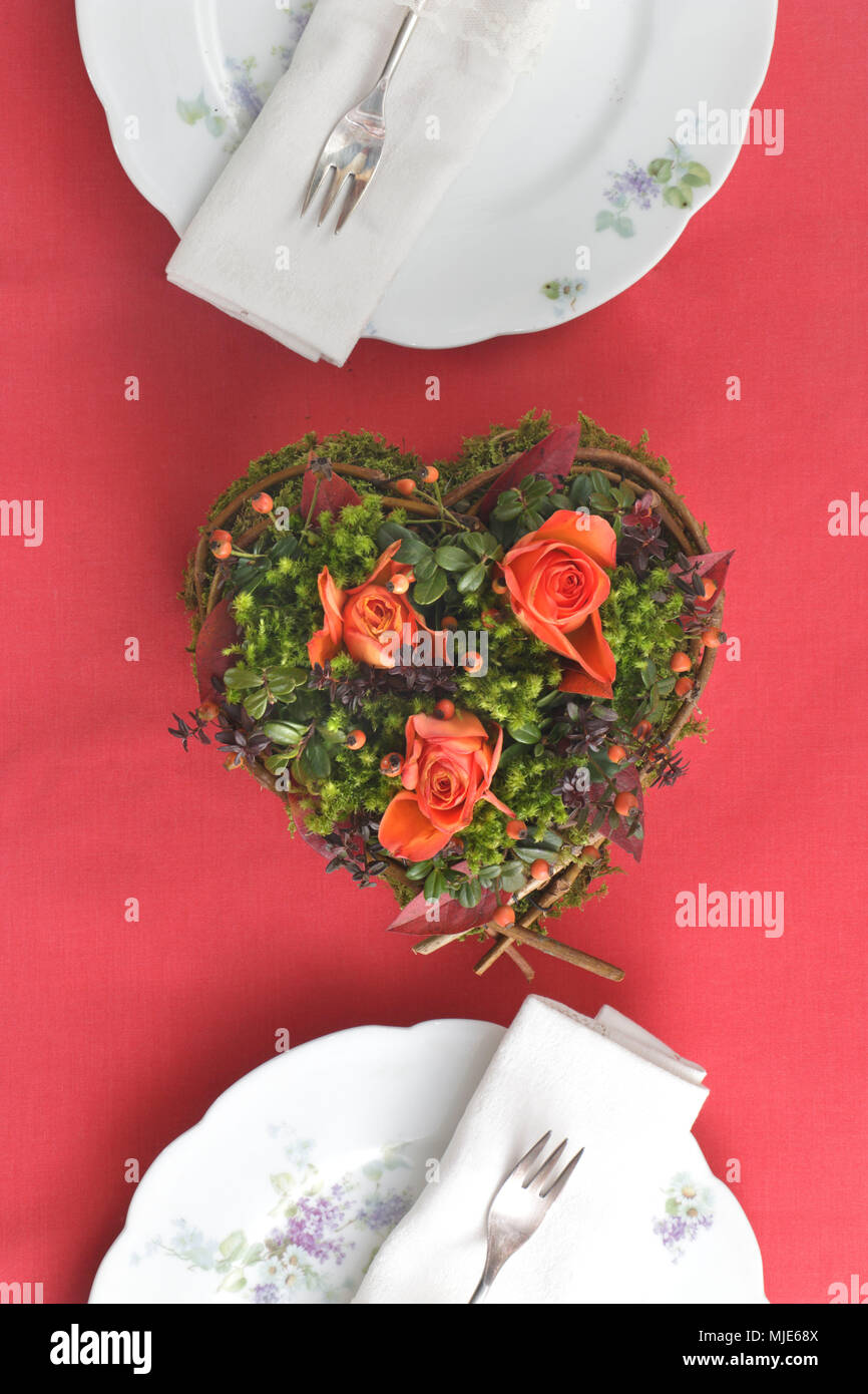 Cena per due, posto impostazione, decorazioni per la tavola, cuore con rose Foto Stock