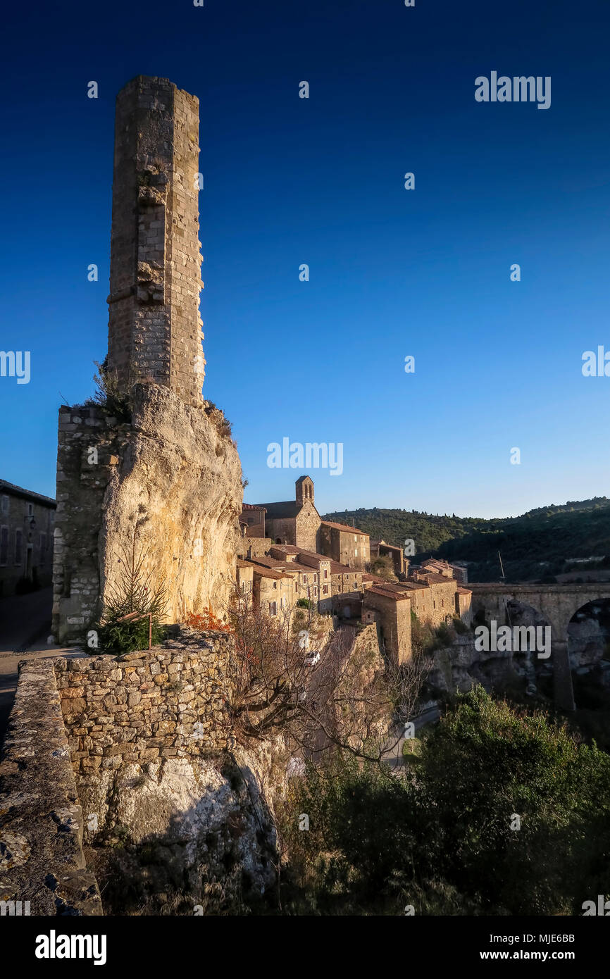 La candela, turm rovine del vecchio castello, borgo medievale costruito su una roccia, l'ultimo rifugio del Katharer, Les Plus Beaux Villages de France (i villaggi più belli di Francia) Foto Stock