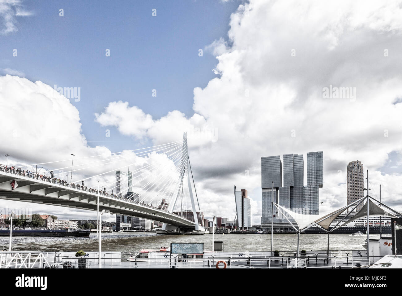 Erasmusbrücke mit vielen Menschen a Rotterdam Foto Stock