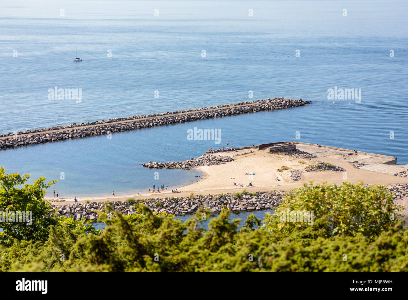 Bagnanti presso il molo di Vang, ex porto di lo sbarco della cava di granito, Europa, Danimarca, Bornholm, Foto Stock