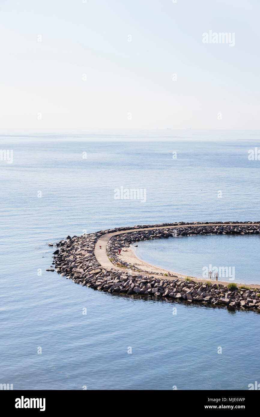 Bagnanti presso il molo di Vang, ex porto di lo sbarco della cava di granito, Europa, Danimarca, Bornholm, Foto Stock