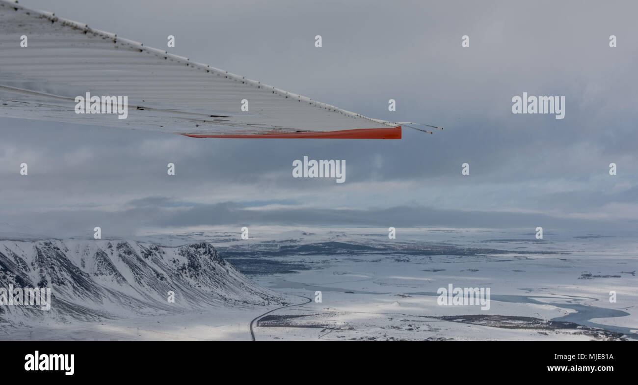 L'Islanda, veduta aerea, in inverno realizzato da un Cessna 207, parte dell'ala visibile Foto Stock