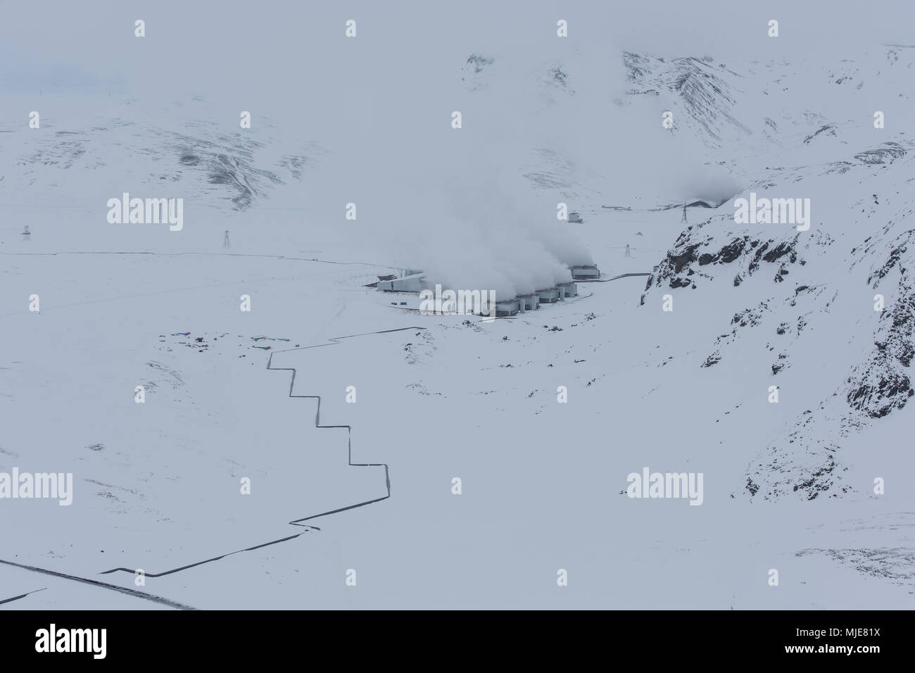 In Islanda in inverno, vista panoramica, della produzione di energia in un campo geotermico Foto Stock