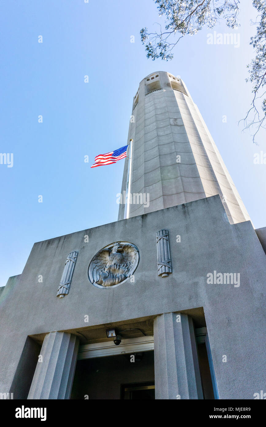 Coit Tower è un famoso punto di riferimento nella Telegraph Hill quartiere di San Francisco. Foto Stock