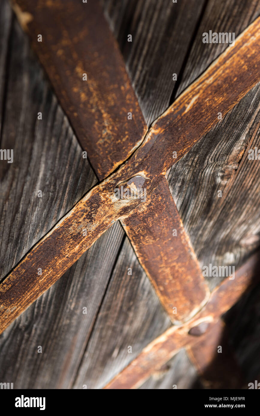 Rusty cerniera sulla vecchia porta di legno, close-up Foto Stock