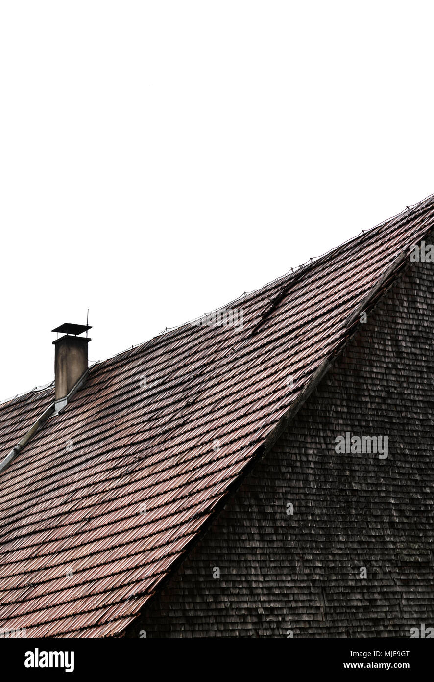 Tetto con mattoni, camino e vecchi herpes zoster, grigio alterò su una casa di legno nella Foresta Nera Foto Stock