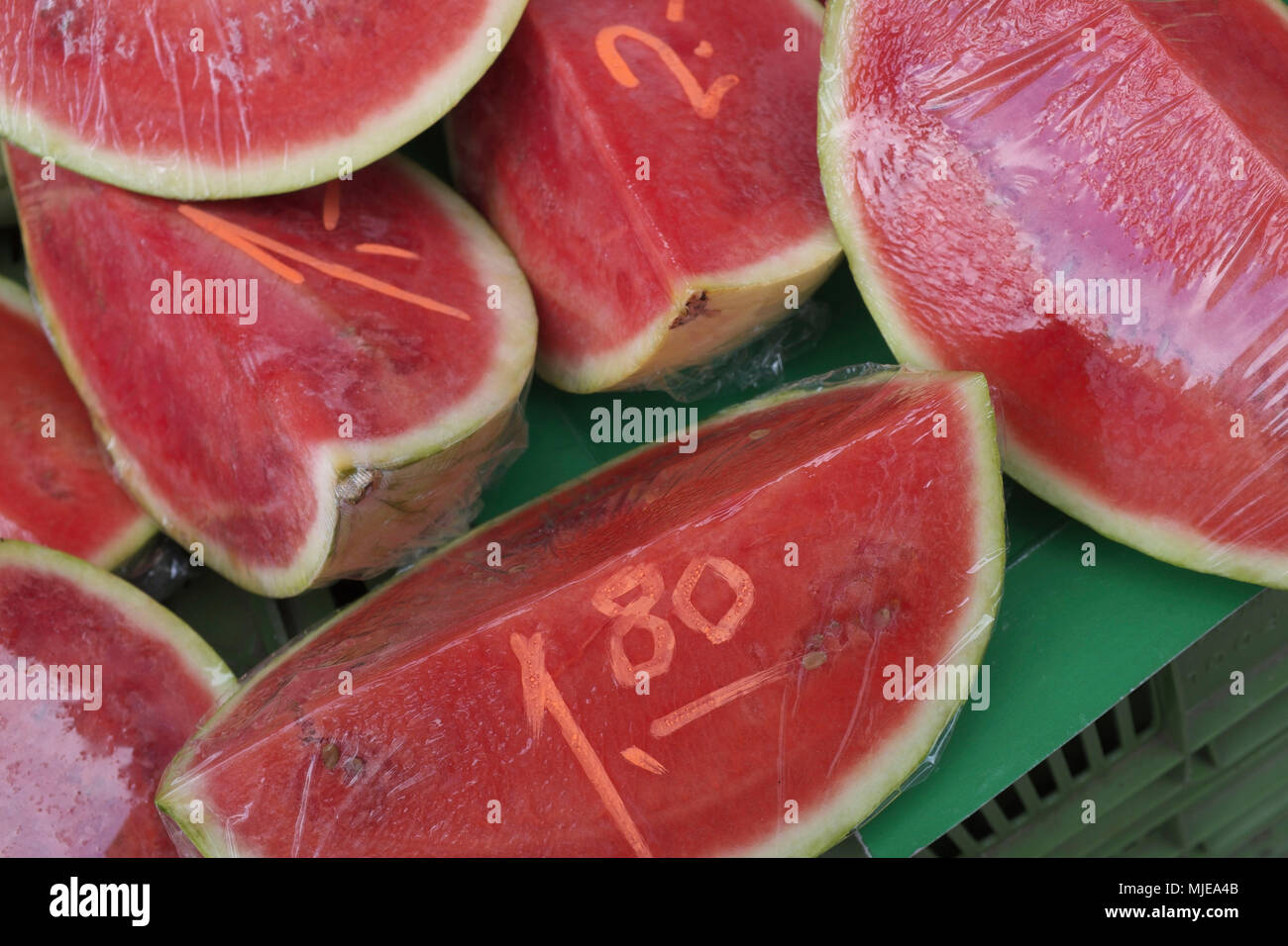 Anguria tagliata in pezzi, pellicola trasparente, prezzi Foto Stock