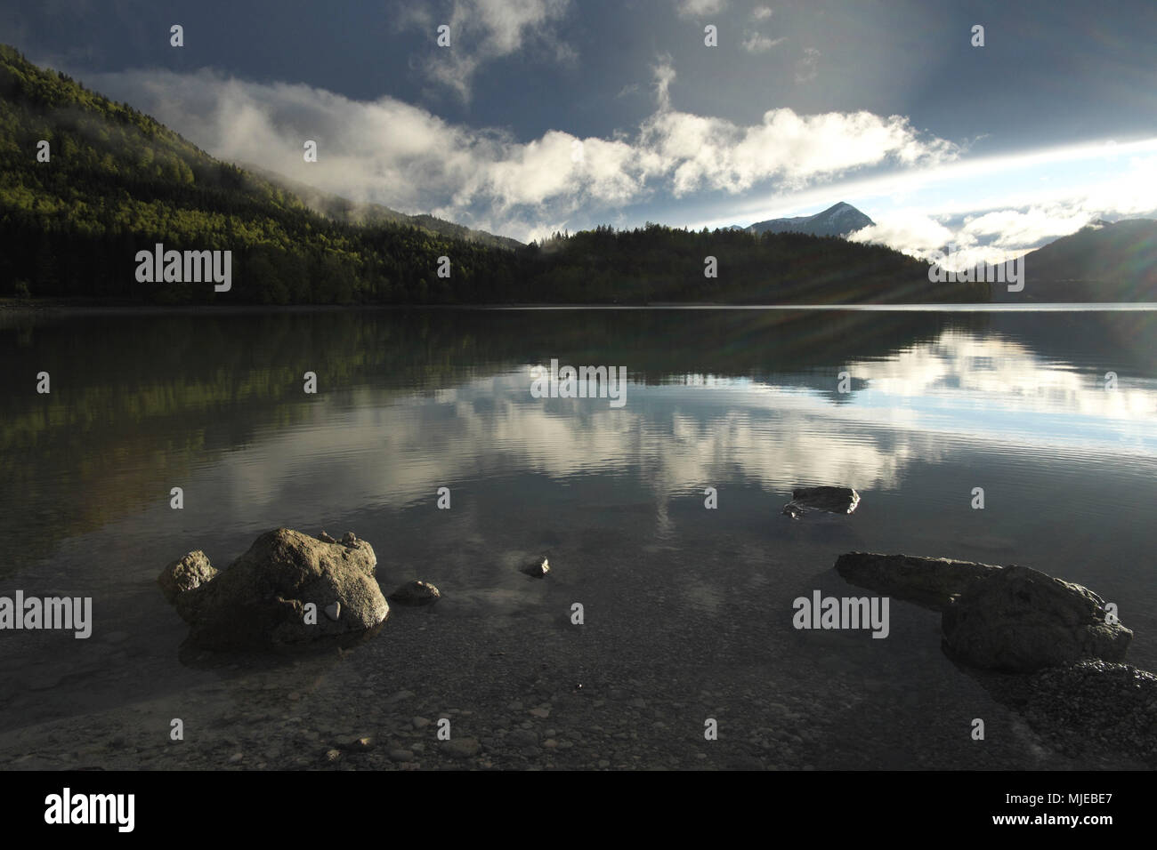 Atmosfera serale a Walchensee (Lago di Walchen), Alpi Bavaresi, in Baviera, Germania, Foto Stock