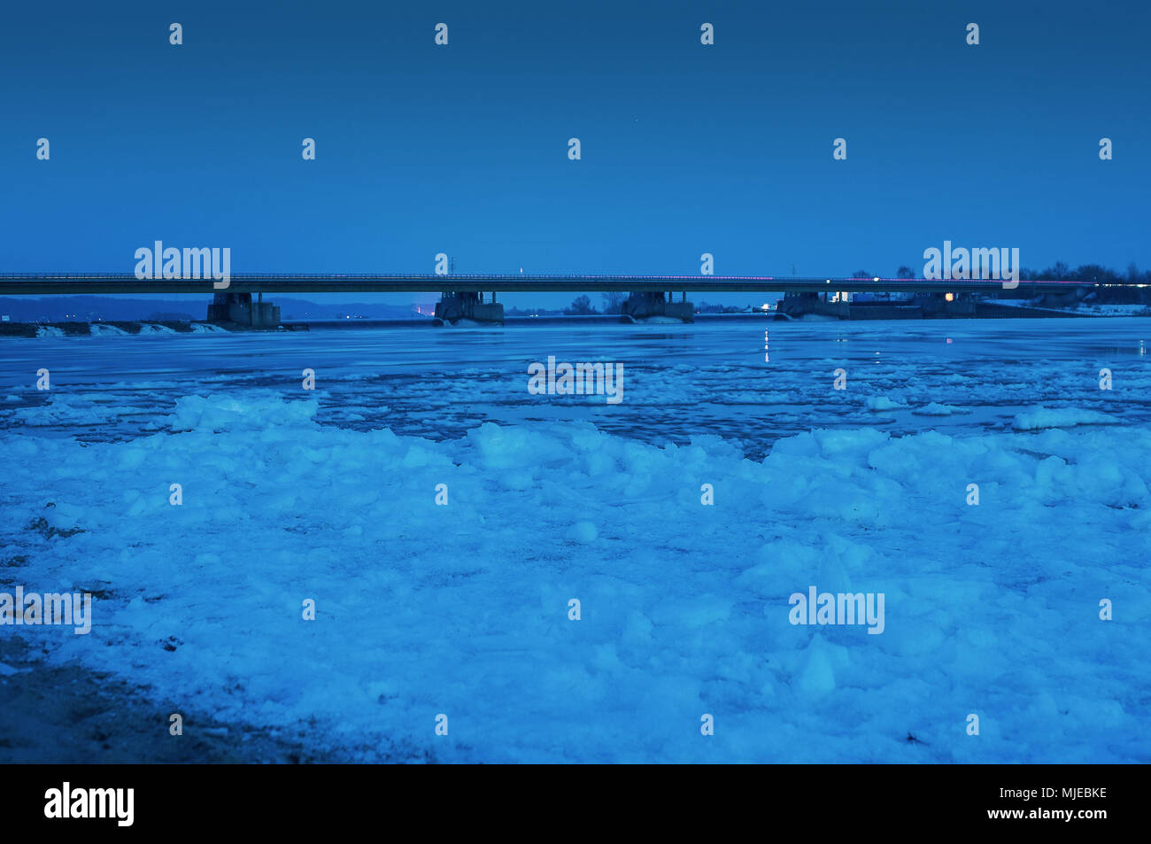 Ponte sul fiume congelato Elbe in inverno, Elbebrücke Geesthacht vicino ad Amburgo Foto Stock