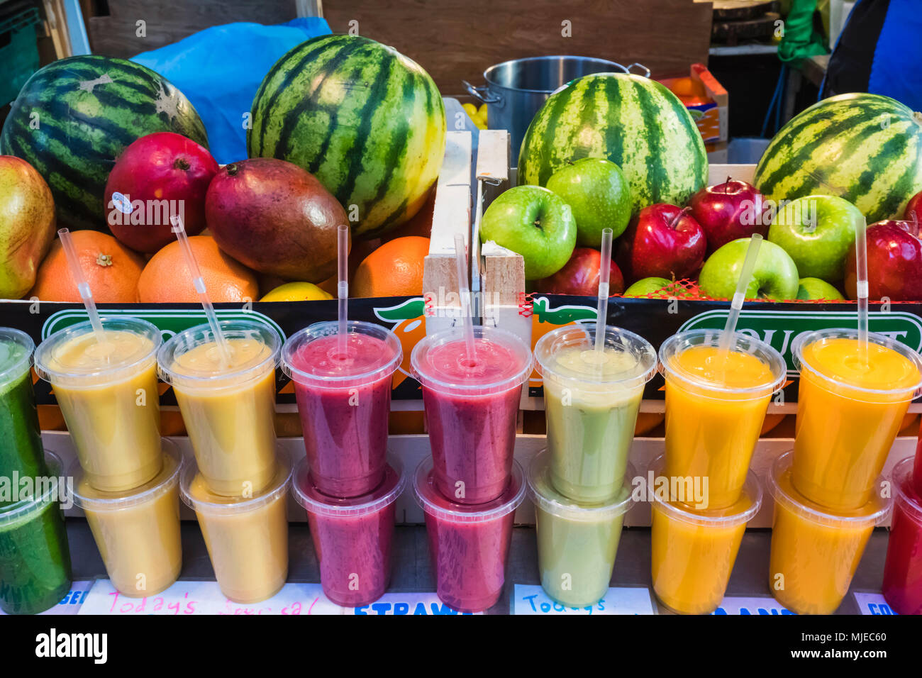 Inghilterra, Londra, Shoreditch, Spitafields Market, succo di frutta Display di stallo Foto Stock