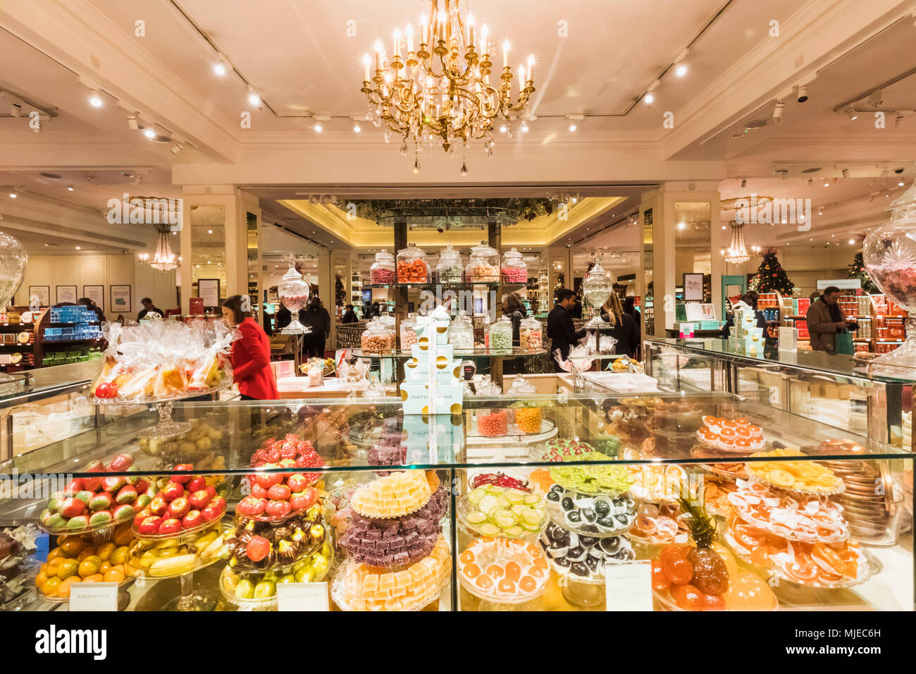 Inghilterra, Londra, Piccadilly, Fortnum & Mason Store, dolci Display contatore Foto Stock