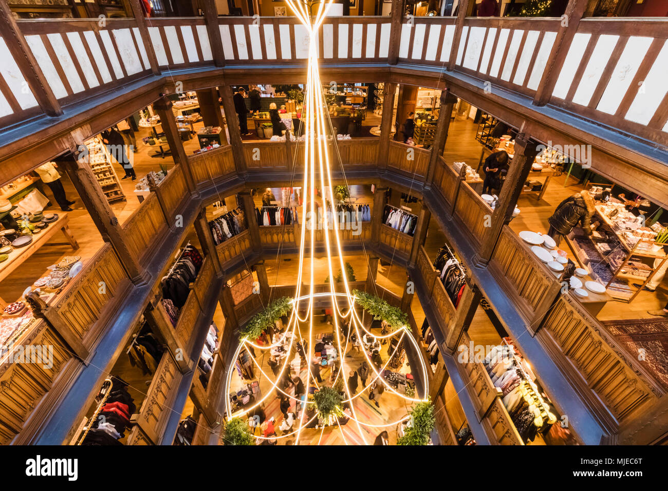 Inghilterra, Londra, Liberty Department Store, Vista interna di decorazioni di Natale Foto Stock