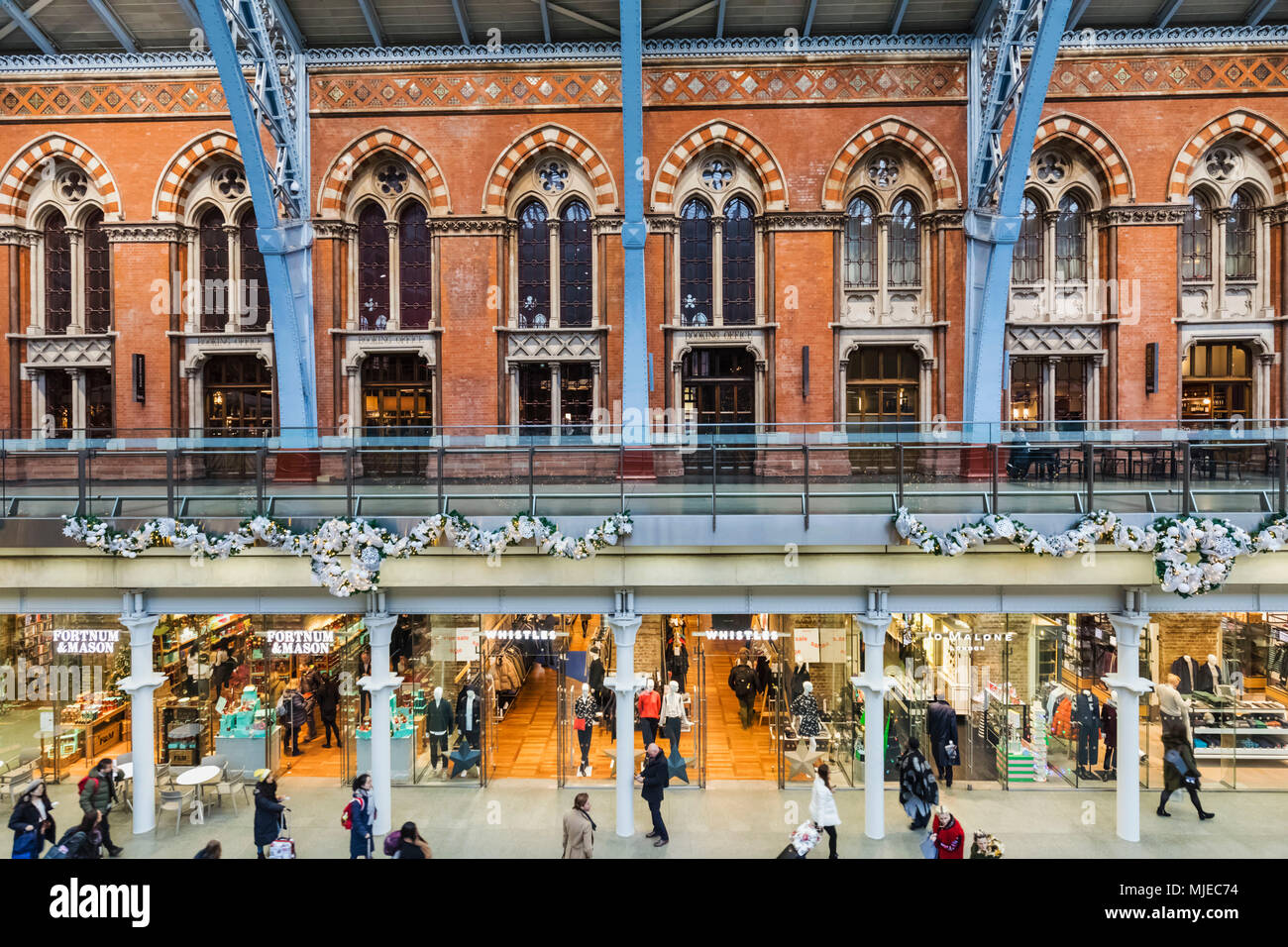 Inghilterra, Londra St Pancras International Station, Shopping Mall Foto Stock