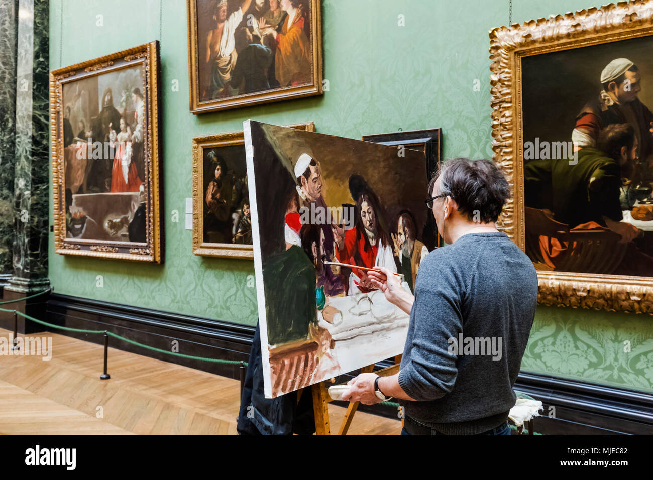 Inghilterra, Londra, Trafalgar Square, la National Gallery, artista copia di artwork Foto Stock