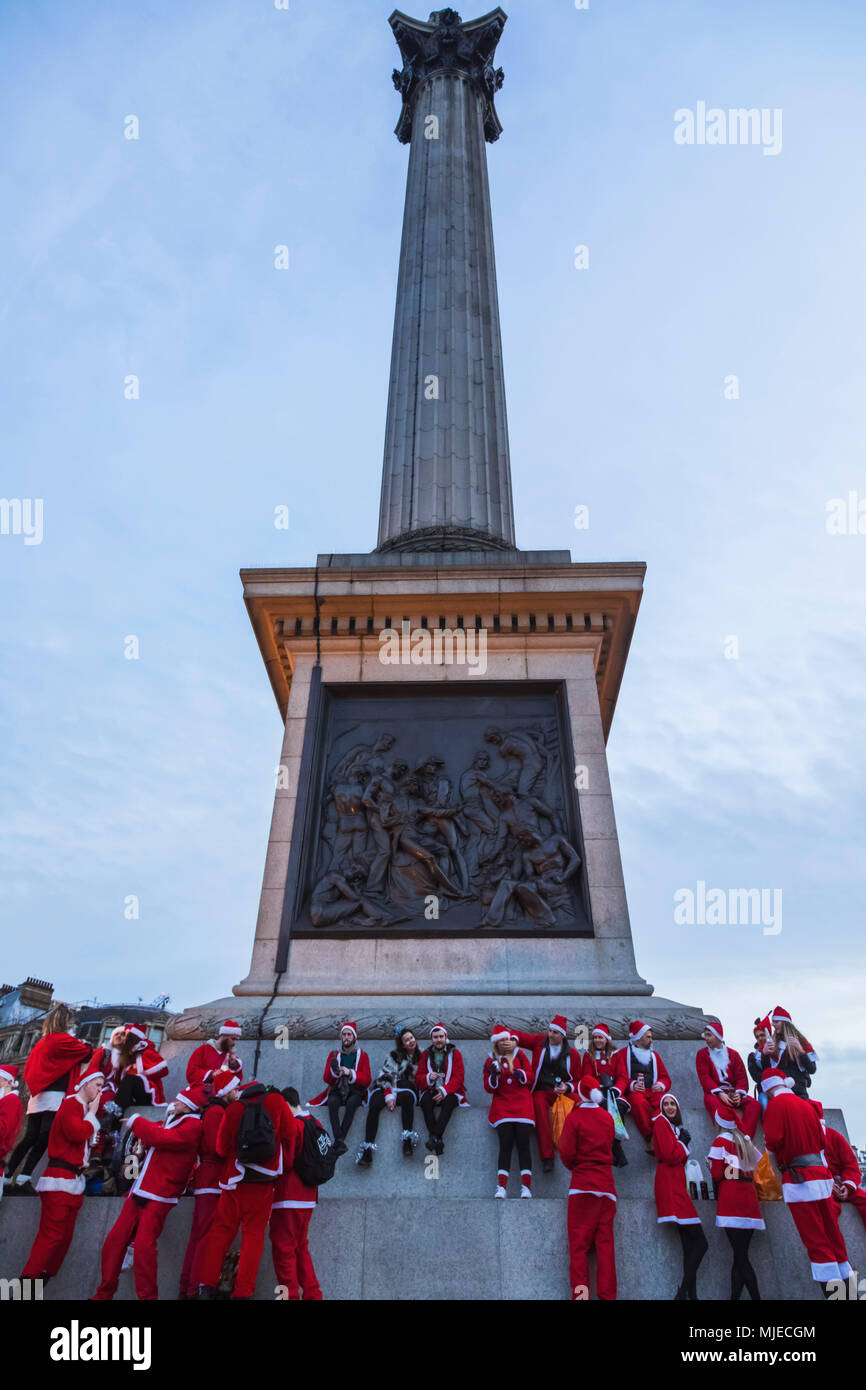 Inghilterra, Londra, Trafalgar Square, Nelsons Column, persone vestite in Costume di Santa Foto Stock