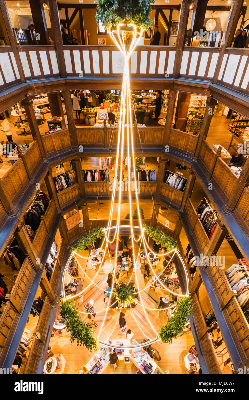 Inghilterra, Londra, Liberty Department Store, Vista interna di decorazioni di Natale Foto Stock
