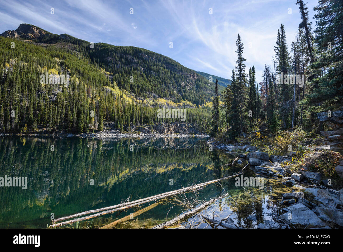 Il lago a ferro di cavallo, Canadian Rockies, colorato, Foresta, parco nazionale, ricreazione, riflessione, relax, riposo, pietre, sassi, turchese, acqua, ampio angolo Foto Stock