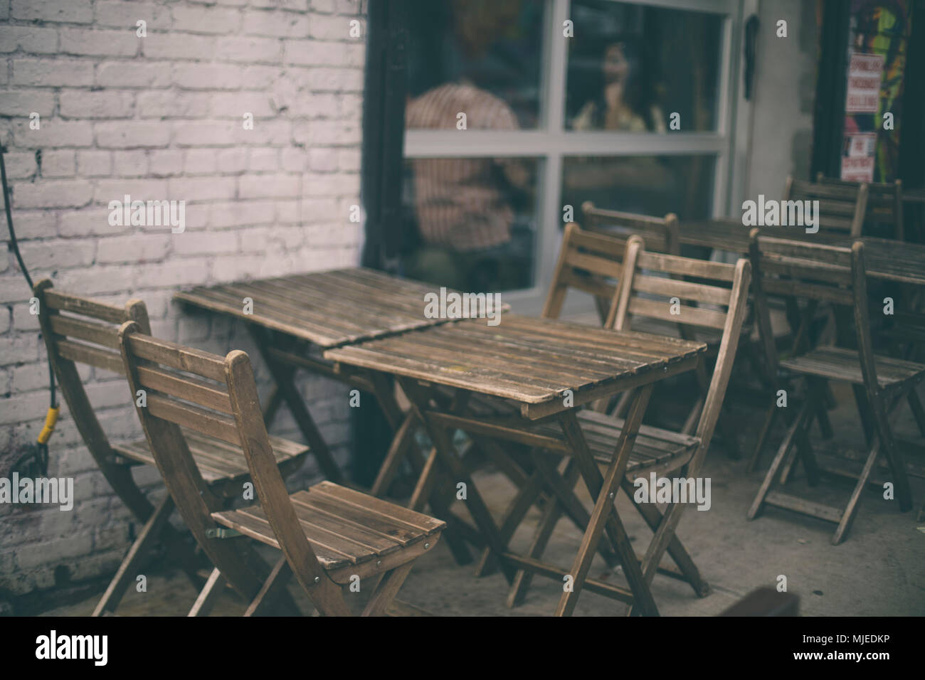 Sedie di legno di un bar su strade bushwick Foto Stock