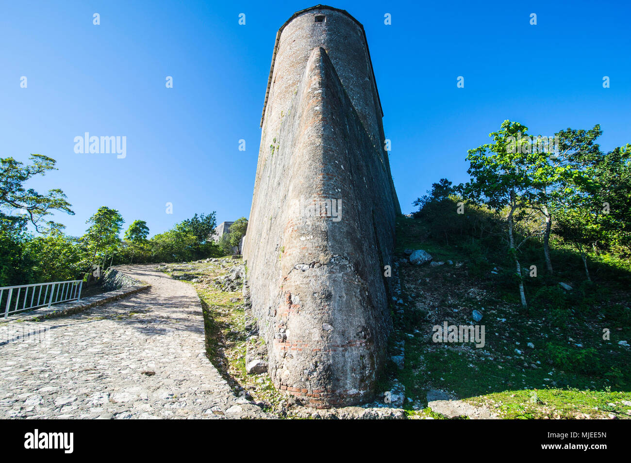 Strada in ciottoli che conducono al patrimonio mondiale dell'Unesco La Citadelle Laferriere, Cap Haitien, Haiti, Caraibi Foto Stock