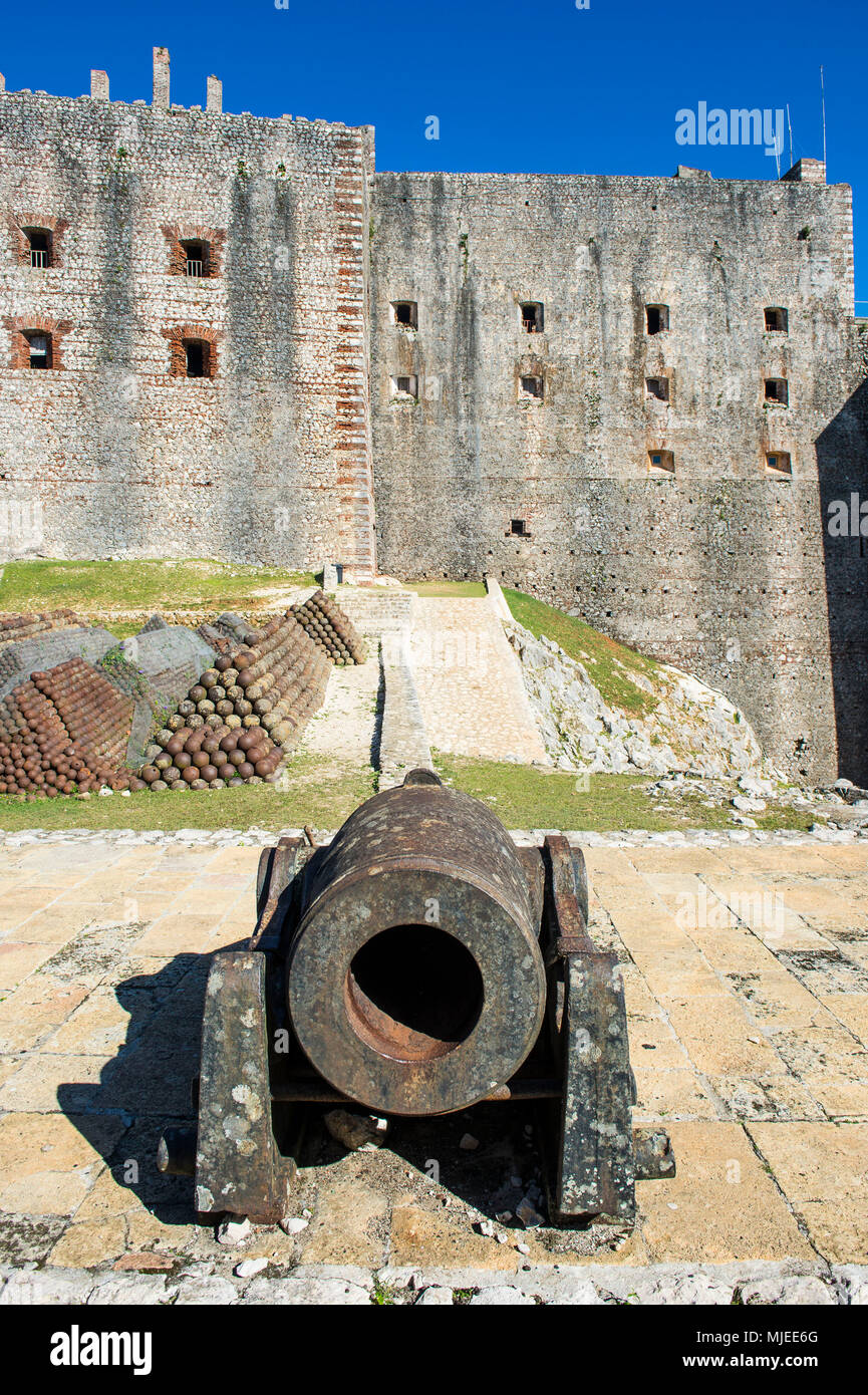 Il vecchio cannone prima del patrimonio mondiale dell'Unesco La Citadelle Laferriere, Cap Haitien, Haiti, Caraibi Foto Stock