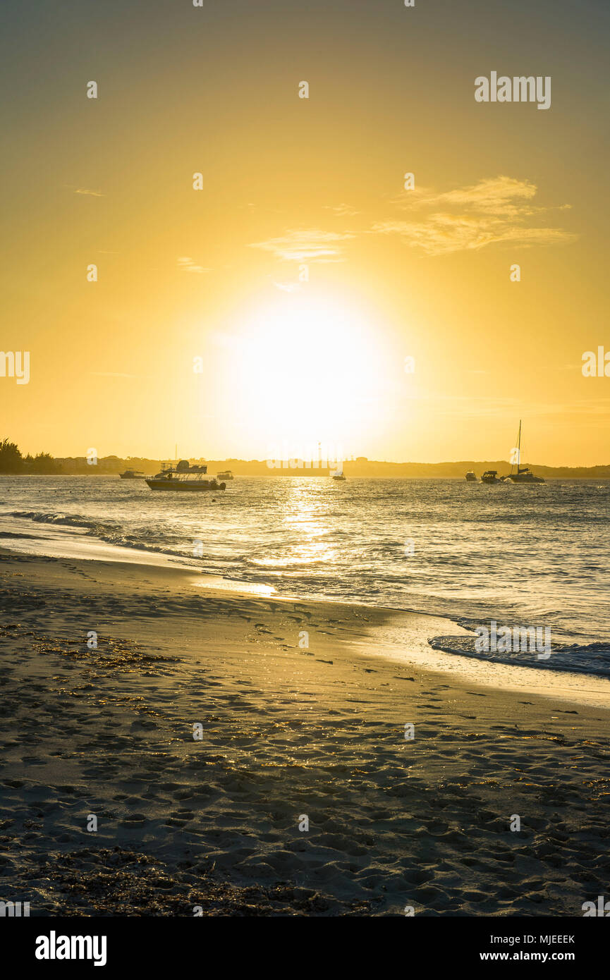 Tramonto sulla spiaggia di Grace Bay, Providenciales, Turks e Caicos Foto Stock