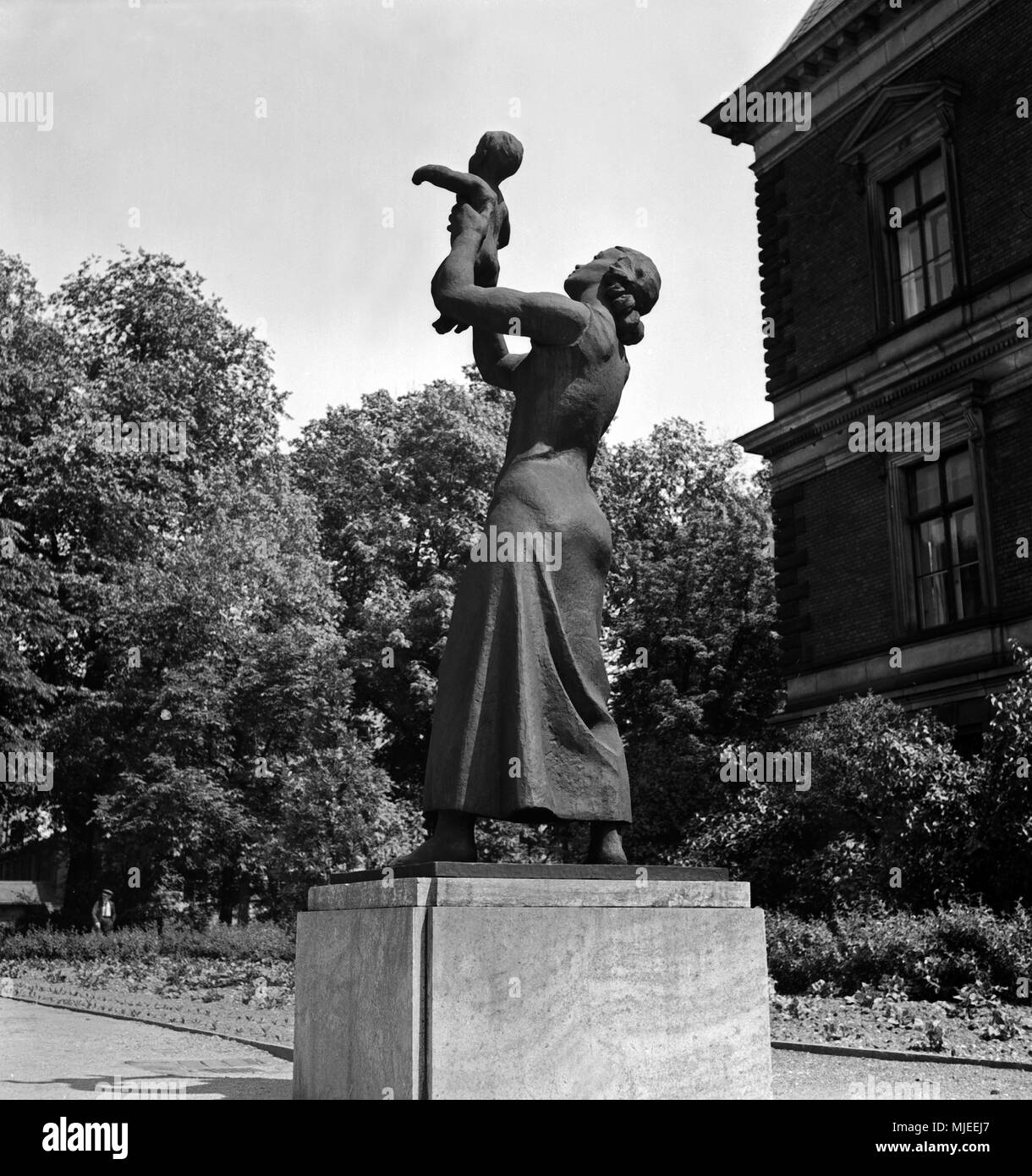 Mutter und tipo statua im Garten des Städtischen Museum di Zwickau, Deutschland 1930er Jahre. La scultura della Madre con bambino presso i giardini del museo comunale di Zwickau, Germania 1930s. Foto Stock