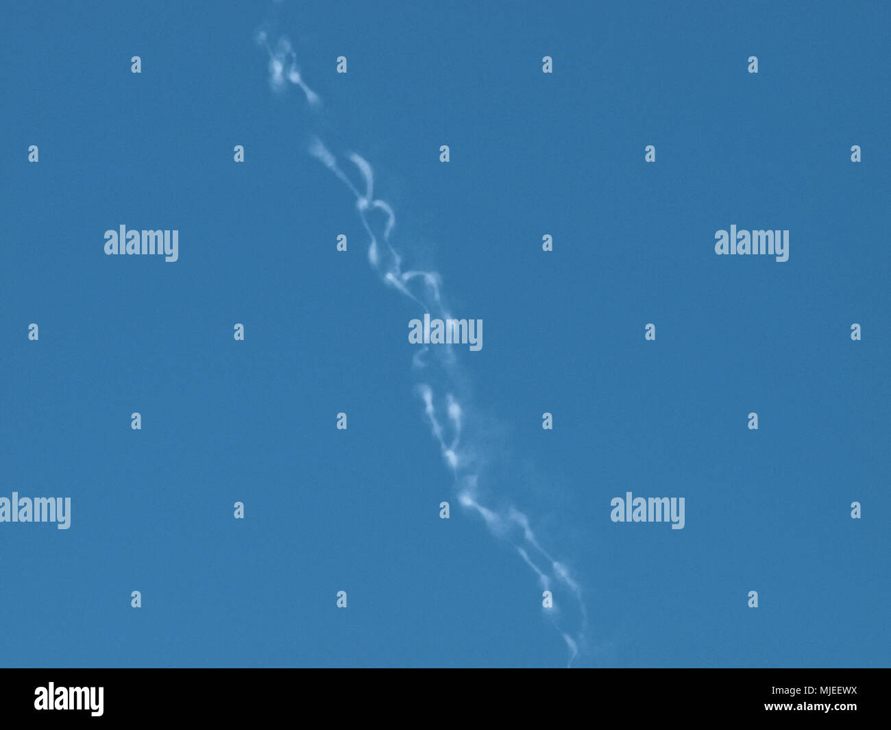 Chemtrails in cielo blu Foto Stock