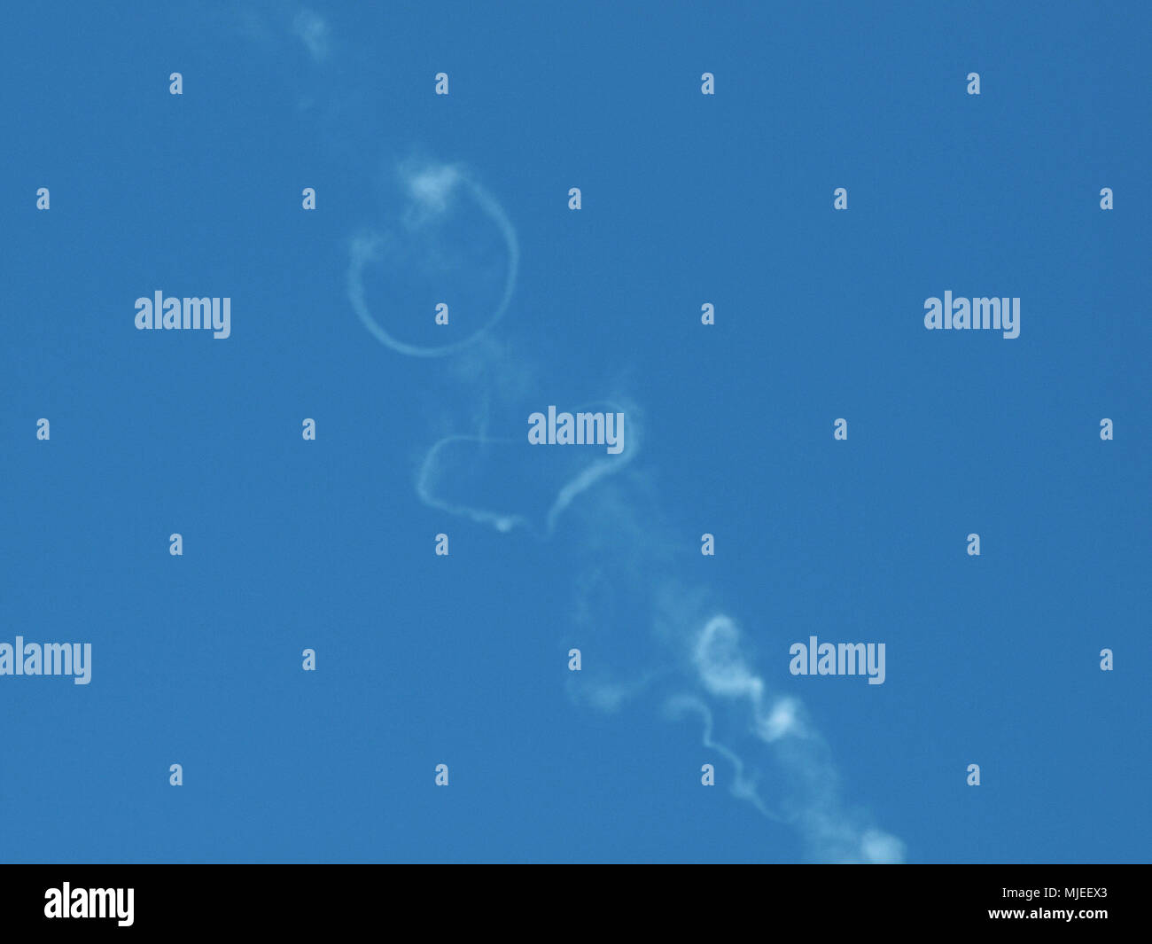 Chemtrails in cielo blu Foto Stock