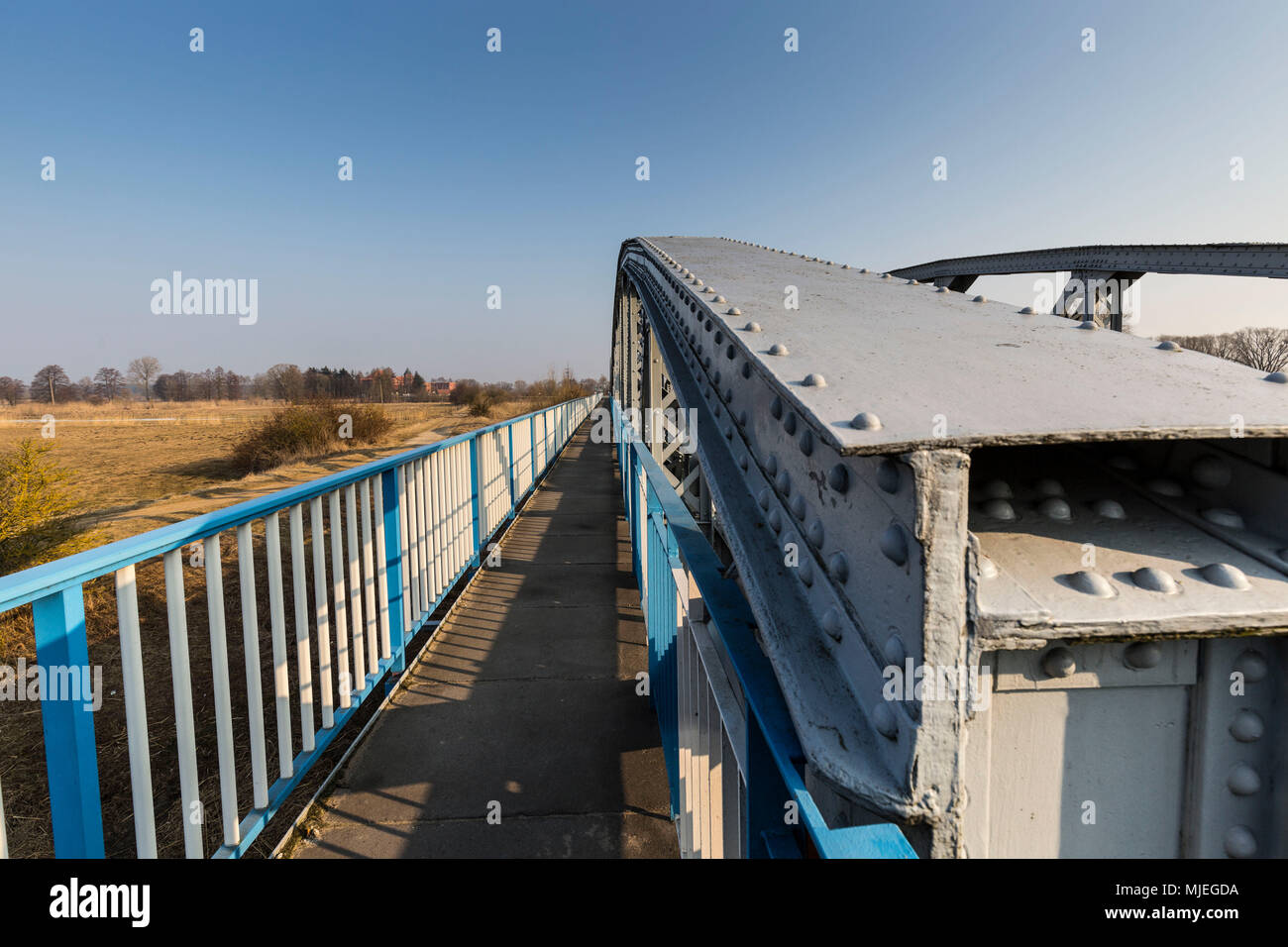 L'Europa, Polonia, Voivodato Podlaskie, Tykocin - fiume Narew bridge Foto Stock
