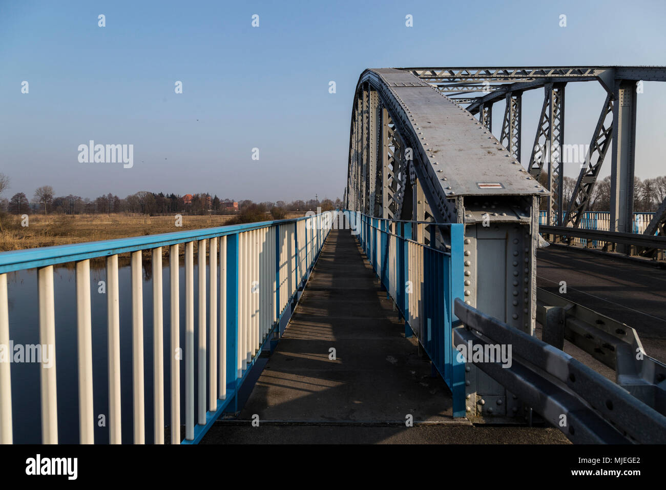 L'Europa, Polonia, Voivodato Podlaskie, Tykocin - fiume Narew bridge Foto Stock