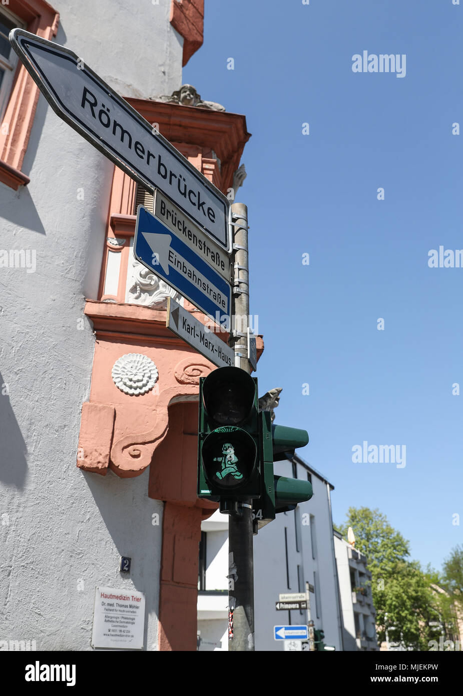 Trier, Karl Marx a Treviri. Il 5 maggio, 2018. Foto scattata il 4 Maggio 2018 mostra il semaforo con l'immagine di Karl Marx a Treviri in Germania. Il duecentesimo anniversario di Karl Marx nascita cade il 5 maggio 2018. Credito: Shan Yuqi/Xinhua/Alamy Live News Foto Stock