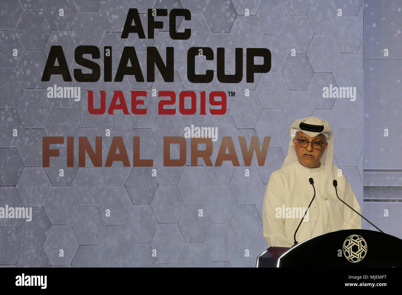 (180505) -- Dubai, 5 maggio 2018 (Xinhua) -- Sheikh Salman Bin Ibrahim al-Khalifa, il presidente dell'Asian Football Confederation (AFC) indirizzi durante l'estrazione finale per il 2019 AFC Asian Cup Championship tenutosi a Dubai, Emirati arabi uniti (EAU) il 4 maggio 2018. (Xinhua/Mahmoud Khaled)(WLL) Foto Stock