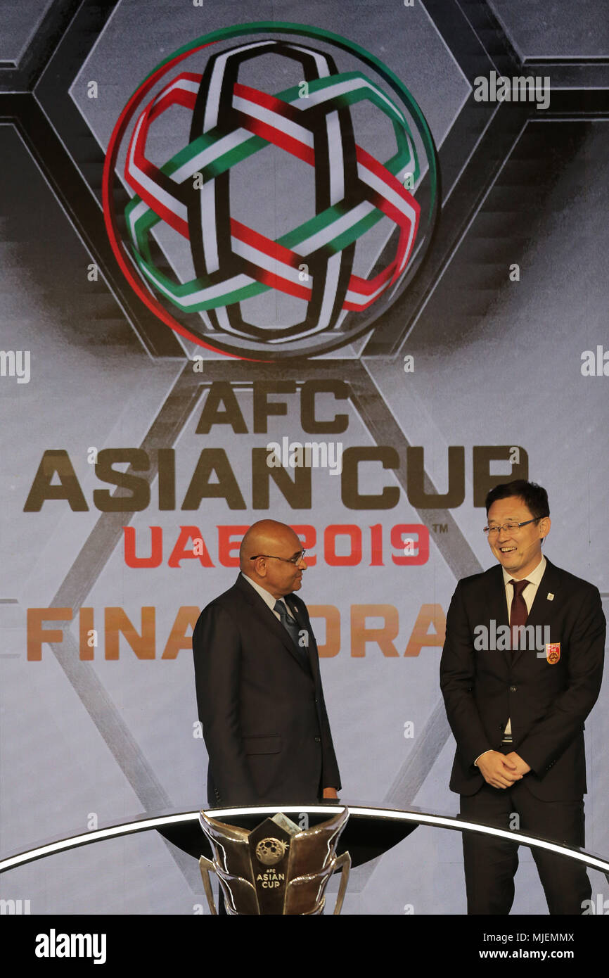 (180505) -- Dubai, 5 maggio 2018 (Xinhua) -- ex della Cina di player Sun Jihai (R) parla con AFC segretario generale dato' Windsor John durante l'estrazione finale per il 2019 AFC Asian Cup Championship tenutosi a Dubai, Emirati arabi uniti (EAU) il 4 maggio 2018. (Xinhua/Mahmoud Khaled)(WLL) Foto Stock