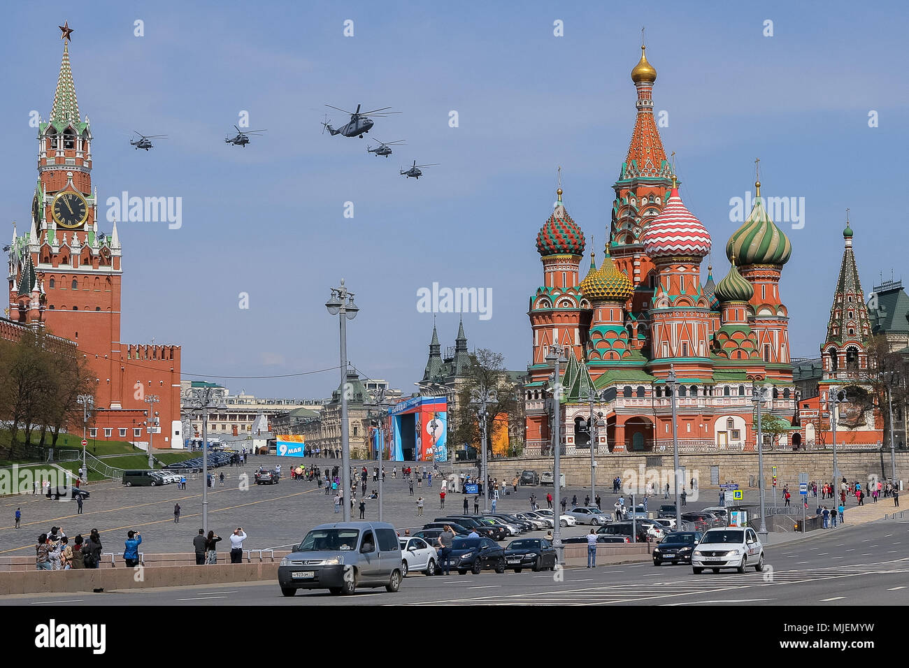 Mosca, Russia. Il 4 maggio, 2018. Il russo Air Force Un Mil Mi-26 trasporti pesanti e elicottero Mil Mi-8 elicotteri da combattimento volare in formazione durante una prova della prossima la Giornata della Vittoria air show segna il 73º anniversario della vittoria sulla Germania nazista nel 1941-45 Grande Guerra Patriottica, il Fronte Orientale della Seconda Guerra Mondiale. Credito: Victor Vytolskiy/Alamy Live News Foto Stock