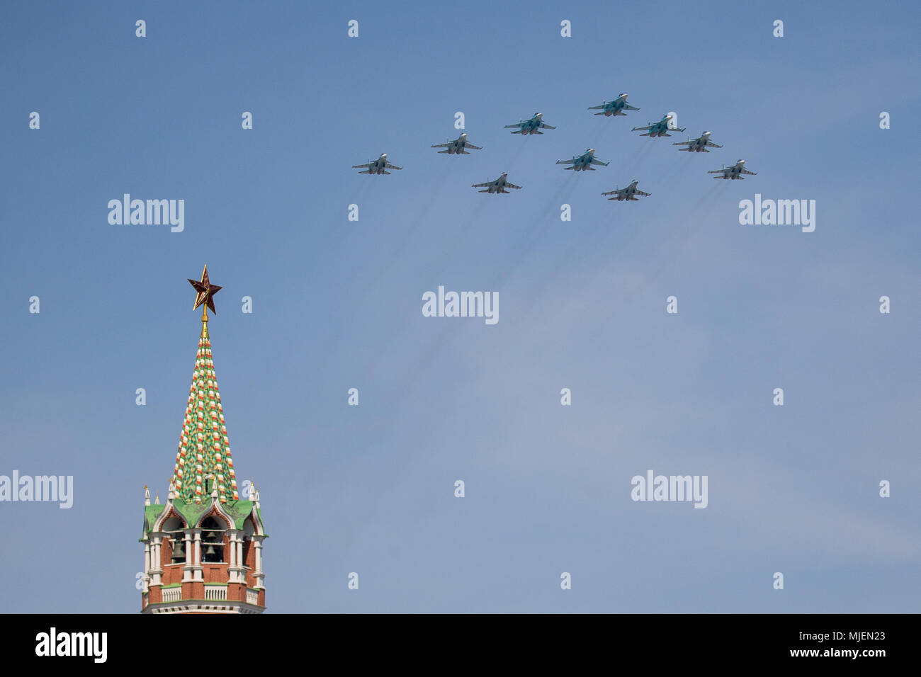 Mosca, Russia. Il 4 maggio, 2018. Il russo Air Force multi-purpose fighters Sukhoi Su-34, Sukhoi-Su35S, Sukhoi Su-30SM e Sukhoi Su-27 aerei di volare in formazione durante una prova della prossima la Giornata della Vittoria air show segna il 73º anniversario della vittoria sulla Germania nazista nel 1941-45 Grande Guerra Patriottica, il Fronte Orientale della Seconda Guerra Mondiale. Credito: Victor Vytolskiy/Alamy Live News Foto Stock