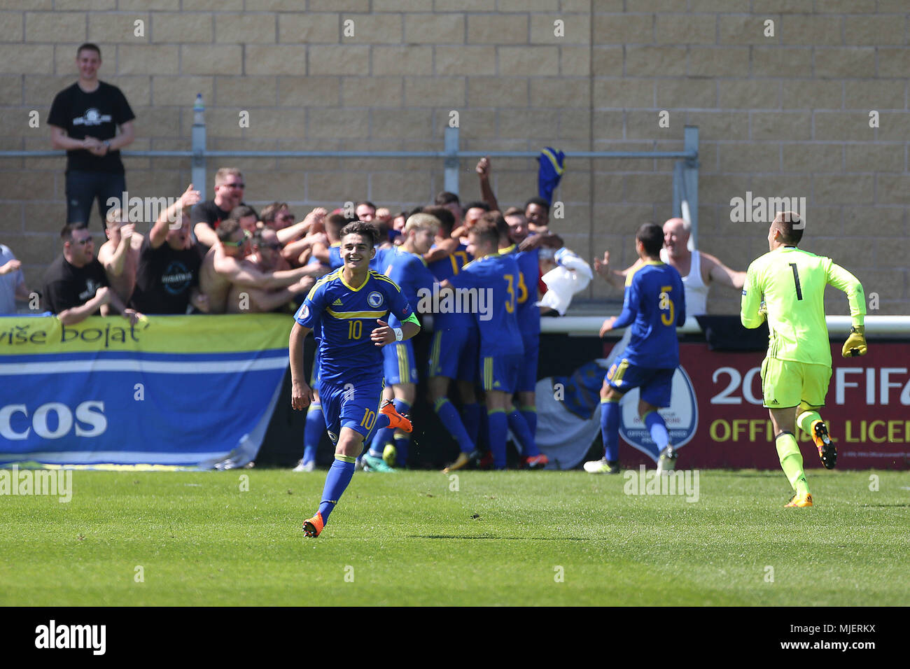 La Loughborough, Regno Unito. Il 5 maggio, 2018. Nemanja Nikolic della Bosnia e Erzegovina celebra il suo punteggio i lati terzo obiettivo di rendere il cliente 2-3 durante il 2018 Campionato Europeo UEFA Under 17 Group C match tra la Danimarca e la Bosnia ed Erzegovina a Loughborough University Stadium il 5 maggio 2018 a Loughborough, Inghilterra. (Foto di Paolo Chesterton/phcimages.com) Credit: Immagini di PHC/Alamy Live News Foto Stock