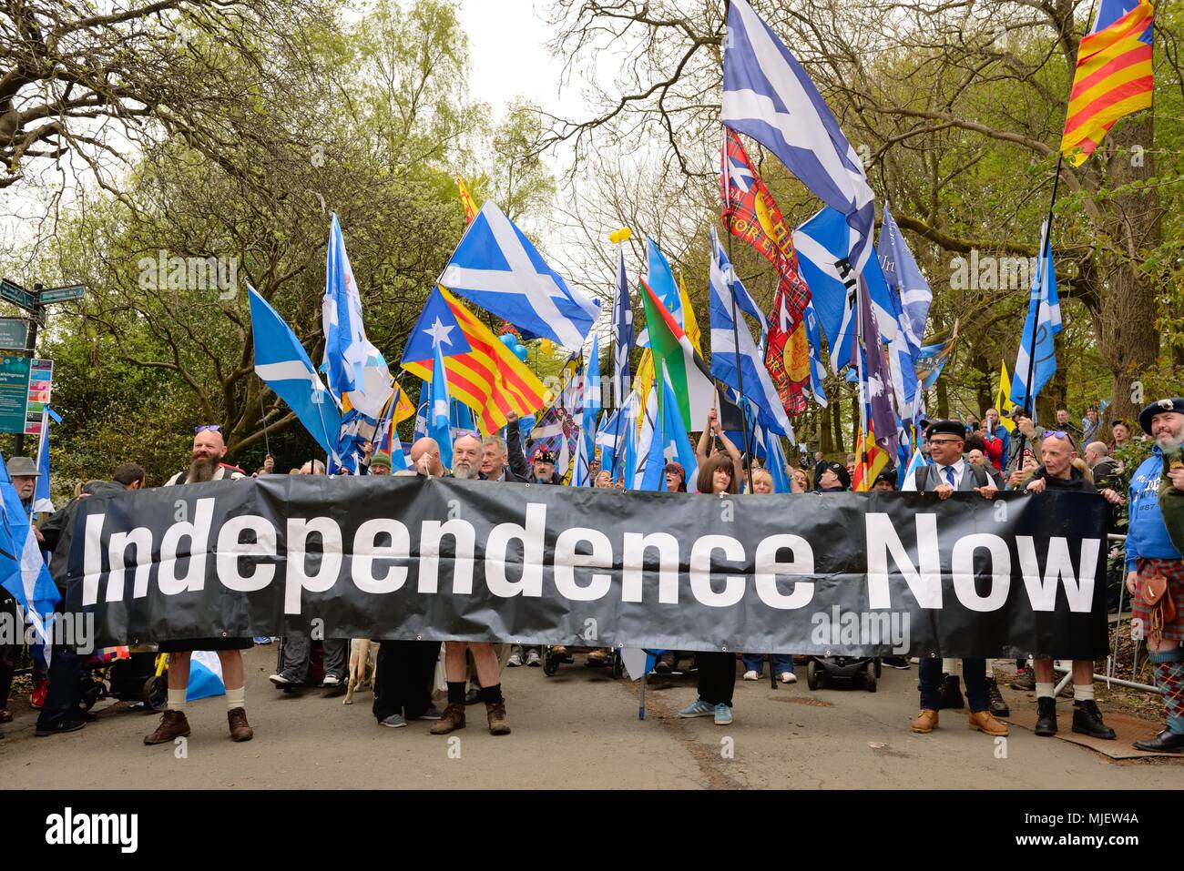 5th, Maggio, 2018. Glasgow, Scotland, Regno Unito. I sostenitori di tutti i partiti politici con il desiderio di indipendenza è venuto insieme come "tutto sotto uno striscione' movimento in una marcia attraverso le strade di Glasgow. Questa è stata la più grande marzo del suo genere finora in un push per un secondo referendum per l'autodeterminazione. Foto Stock